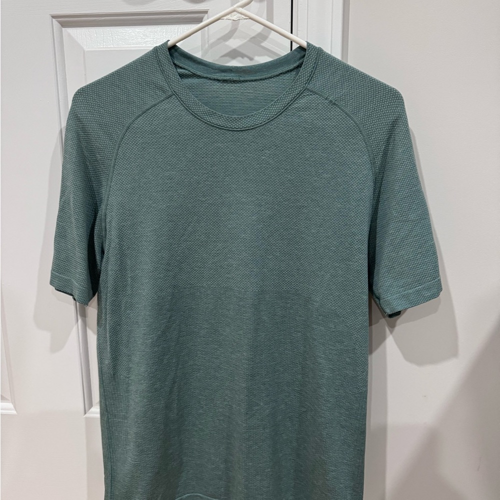Men’s lululemon shirt size small